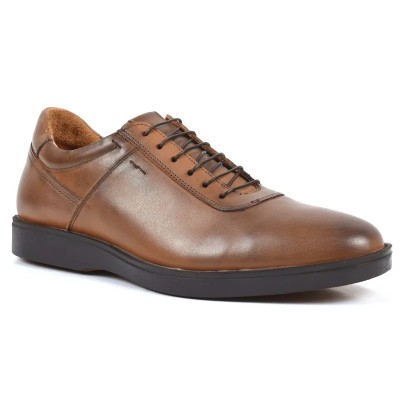 Chaussure Derby en cuir marron cognac patiné pour homme, à lacets marron foncé et semelle noire confortable. Chaussure Derby en cuir marron cognac patiné pour homme, à lacets marron foncé et semelle noire confortable.