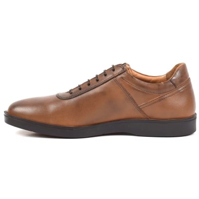 Chaussure Derby en cuir marron cognac patiné pour homme, à lacets marron foncé et semelle noire confortable. Chaussure Derby en cuir marron cognac patiné pour homme, à lacets marron foncé et semelle noire confortable.