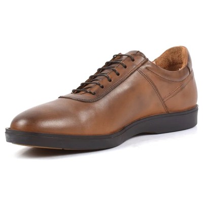 Chaussure Derby en cuir marron cognac patiné pour homme, à lacets marron foncé et semelle noire confortable. Chaussure Derby en cuir marron cognac patiné pour homme, à lacets marron foncé et semelle noire confortable.