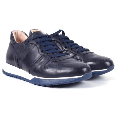 Baskets en cuir bleu marine perforé pour homme, à lacets bleus et semelle blanche crantée bicolore sport-chic Baskets en cuir bleu marine perforé pour homme, à lacets bleus et semelle blanche crantée bicolore sport-chic
