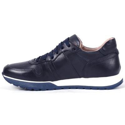 Baskets en cuir bleu marine perforé pour homme, à lacets bleus et semelle blanche crantée bicolore sport-chic Baskets en cuir bleu marine perforé pour homme, à lacets bleus et semelle blanche crantée bicolore sport-chic