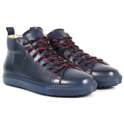 Basket montante en cuir bleu marine pour homme avec lacets rouges et semelle bleue – style urbain élégant Basket montante en cuir bleu marine pour homme avec lacets rouges et semelle bleue – style urbain élégant