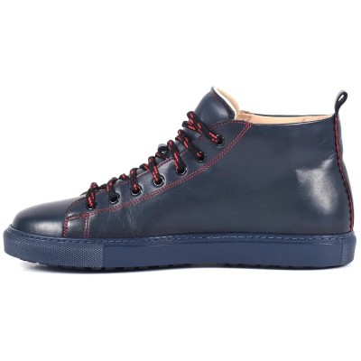 Basket montante en cuir bleu marine pour homme avec lacets rouges et semelle bleue – style urbain élégant Basket montante en cuir bleu marine pour homme avec lacets rouges et semelle bleue – style urbain élégant