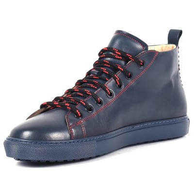 Basket montante en cuir bleu marine pour homme avec lacets rouges et semelle bleue – style urbain élégant Basket montante en cuir bleu marine pour homme avec lacets rouges et semelle bleue – style urbain élégant