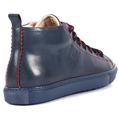 Basket montante en cuir bleu marine pour homme avec lacets rouges et semelle bleue – style urbain élégant Basket montante en cuir bleu marine pour homme avec lacets rouges et semelle bleue – style urbain élégant