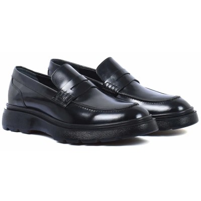 Mocassin homme cuir noir brillant sangle penny loafer semelle plateforme épaisse crantée style chunky. Mocassin homme cuir noir brillant sangle penny loafer semelle plateforme épaisse crantée style chunky.