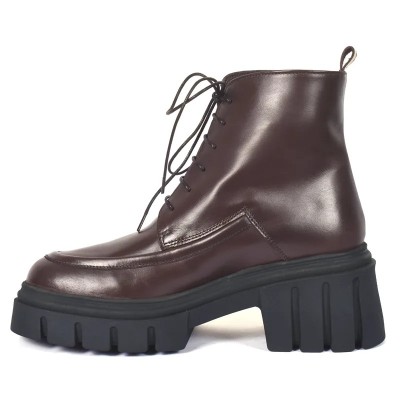 Bottine Femme Combat Cuir Lisse Marron Lacets Semelle Crantée Noire Réf AB-393-5-M Bottine Femme Combat Cuir Lisse Marron Lacets Semelle Crantée Noire Réf AB-393-5-M
