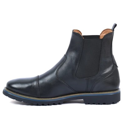 Bottine Chelsea en cuir noir pour homme, avec bout rapporté, élastiques noirs et semelle crantée robuste. Bottine Chelsea en cuir noir pour homme, avec bout rapporté, élastiques noirs et semelle crantée robuste.