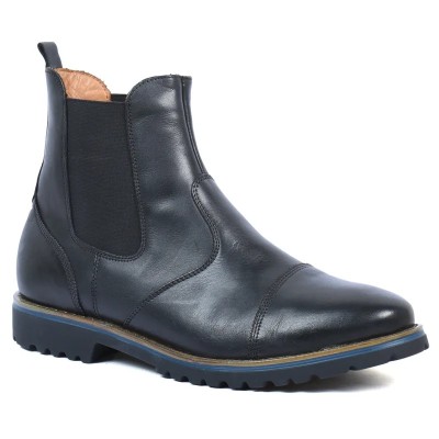 Bottine Chelsea en cuir noir pour homme, avec bout rapporté, élastiques noirs et semelle crantée robuste. Bottine Chelsea en cuir noir pour homme, avec bout rapporté, élastiques noirs et semelle crantée robuste.