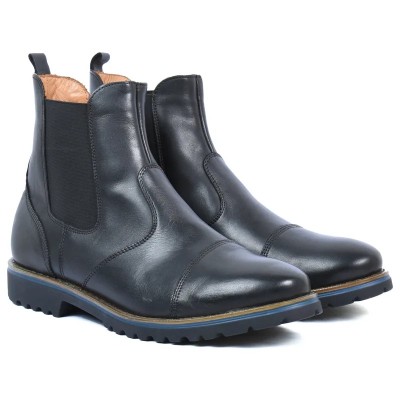 Bottine Chelsea en cuir noir pour homme, avec bout rapporté, élastiques noirs et semelle crantée robuste. Bottine Chelsea en cuir noir pour homme, avec bout rapporté, élastiques noirs et semelle crantée robuste.