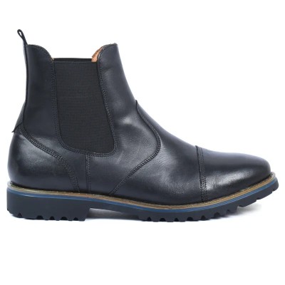 Bottine Chelsea en cuir noir pour homme, avec bout rapporté, élastiques noirs et semelle crantée robuste. Bottine Chelsea en cuir noir pour homme, avec bout rapporté, élastiques noirs et semelle crantée robuste.