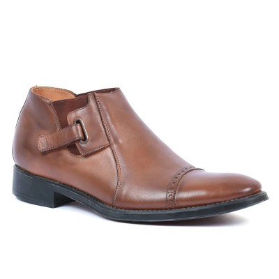 Boots homme classique en cuir marron REDWOOD RW-9183-M avec bride latérale élégante et bout perforé Boots homme classique en cuir marron REDWOOD RW-9183-M avec bride latérale élégante et bout perforé