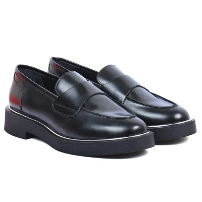 Mocassin Penny Loafer femme Andrea Bruni 100% cuir noir foncé, semelle épaisse noire avec liseré argent. Réf. AB-360-4-N. Mocassin Penny Loafer femme Andrea Bruni 100% cuir noir foncé, semelle épaisse noire avec liseré argent. Réf. AB-360-4-N.