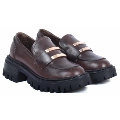 Mocassins femme ANDREA BRUNI AB-225-5-M en cuir marron avec double barre dorée et semelle crantée Mocassins femme ANDREA BRUNI AB-225-5-M en cuir marron avec double barre dorée et semelle crantée