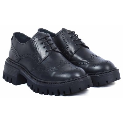 Chaussure Derby brogue femme en cuir noir, lacets et semelle plateforme crantée épaisse Chaussure Derby brogue femme en cuir noir, lacets et semelle plateforme crantée épaisse