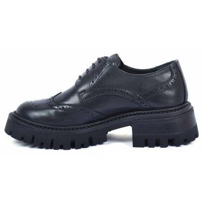 Chaussure Derby brogue femme en cuir noir, lacets et semelle plateforme crantée épaisse Chaussure Derby brogue femme en cuir noir, lacets et semelle plateforme crantée épaisse