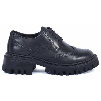 Chaussure Derby brogue femme en cuir noir, lacets et semelle plateforme crantée épaisse Chaussure Derby brogue femme en cuir noir, lacets et semelle plateforme crantée épaisse