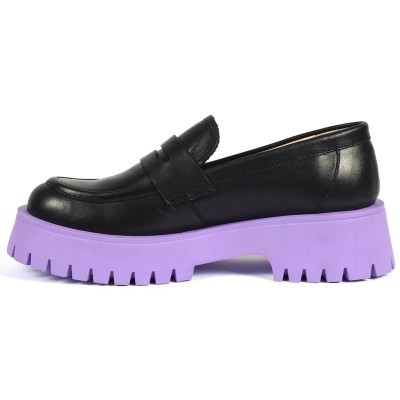 Mocassins femme ANDREA BRUNI MC-M4-VLT-N en cuir noir avec semelle épaisse violette et style audacieux