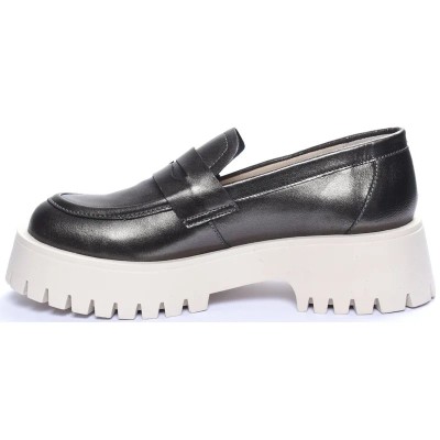 Mocassins femme ANDREA BRUNI MC-M4-K en cuir noir avec semelle crantée crème et look moderne