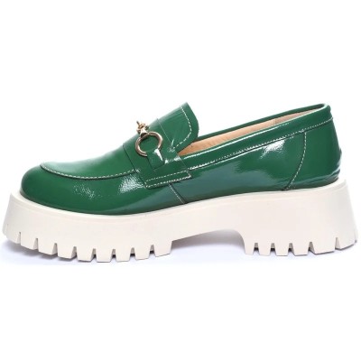 Mocassins femme ANDREA BRUNI MC-M3-VVT en cuir verni vert avec mors doré et semelle crantée crème