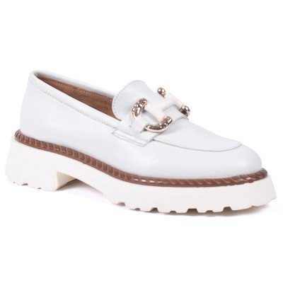 Mocassins femme blancs en cuir avec semelle plateforme et boucle dorée – CityMode.tn