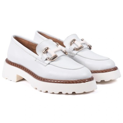 Mocassins femme blancs en cuir avec semelle plateforme et boucle dorée – CityMode.tn