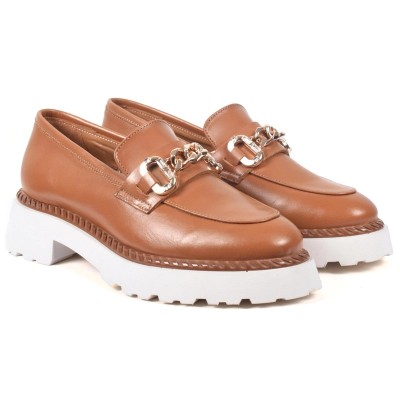 Mocassins femme en cuir camel avec semelle blanche épaisse et chaîne dorée – CityMode.tn