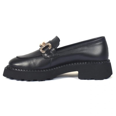 Mocassins femme en cuir noir avec semelle épaisse et chaîne dorée – CityMode.tn