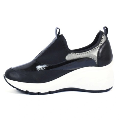 Baskets femme noires et blanches à semelle compensée – look moderne et confort supérieur – CityMode.tn