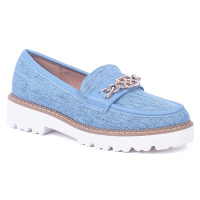 Mocassins femme bleu clair avec chaîne dorée et semelle épaisse blanche – look moderne et tendance – CityMode.tn