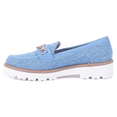 Mocassins femme bleu clair avec chaîne dorée et semelle épaisse blanche – look moderne et tendance – CityMode.tn