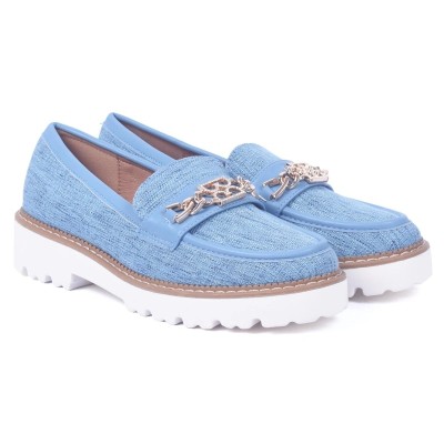 Mocassins femme bleu clair avec chaîne dorée et semelle épaisse blanche – look moderne et tendance – CityMode.tn