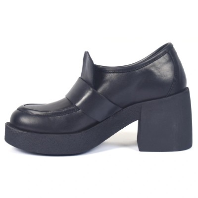 Mocassin femme en cuir noir avec boucle décorative et talon bloc