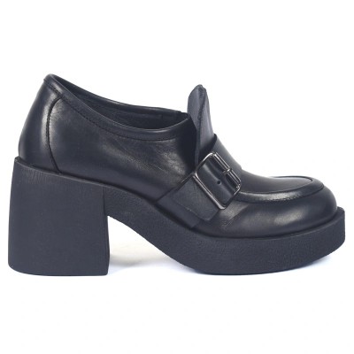 Mocassin femme en cuir noir avec boucle décorative et talon bloc