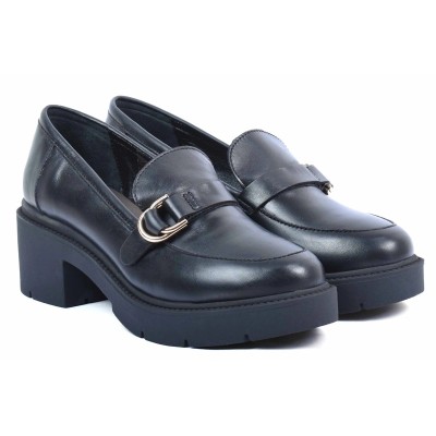 Mocassin femme en cuir noir avec boucle dorée et talon bloc épais