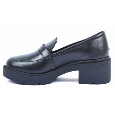 Mocassin femme en cuir noir avec boucle dorée et talon bloc épais