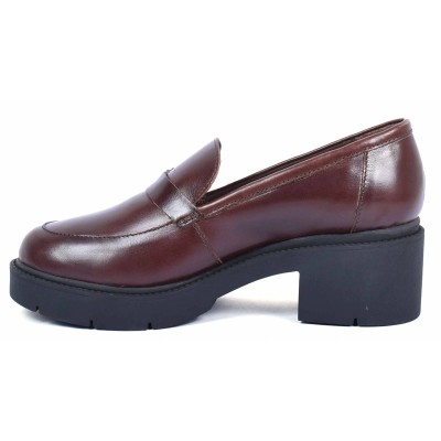 Mocassin femme en cuir marron avec boucle dorée et talon bloc épais