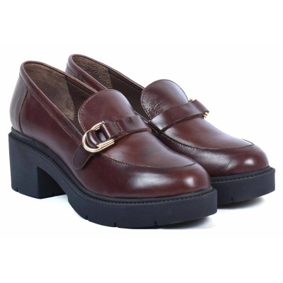 Mocassin femme en cuir marron avec boucle dorée et talon bloc épais