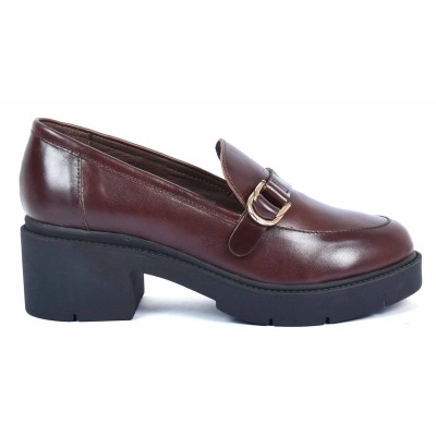 Mocassin femme en cuir marron avec boucle dorée et talon bloc épais