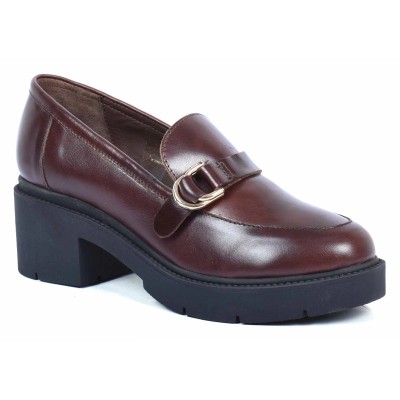Mocassin femme en cuir marron avec boucle dorée et talon bloc épais