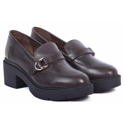 Mocassin femme en cuir chocolat avec boucle dorée et talon bloc épais