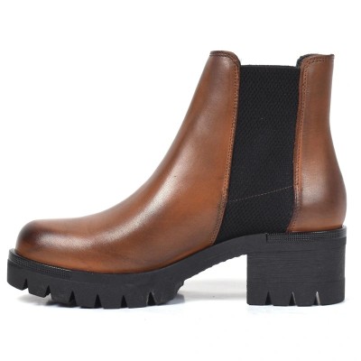 Bottine femme en cuir cognac avec tissu noir extensible et talon épais cranté