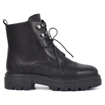 Bottines femme MISS CLAUDIA MC-5206-N en cuir noir avec œillets argentés et semelle crantée tendance