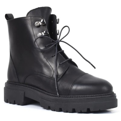 Bottines femme MISS CLAUDIA MC-5206-N en cuir noir avec œillets argentés et semelle crantée tendance