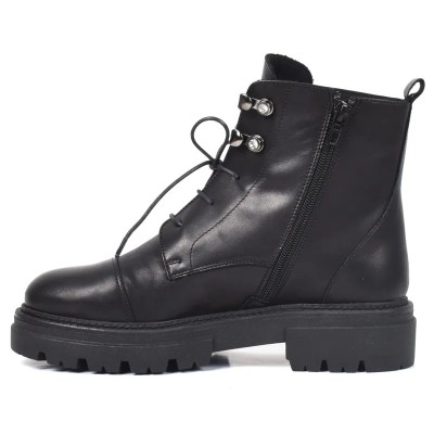 Bottines femme MISS CLAUDIA MC-5206-N en cuir noir avec œillets argentés et semelle crantée tendance