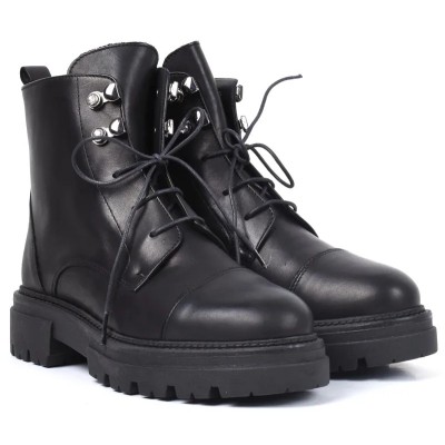 Bottines femme MISS CLAUDIA MC-5206-N en cuir noir avec œillets argentés et semelle crantée tendance